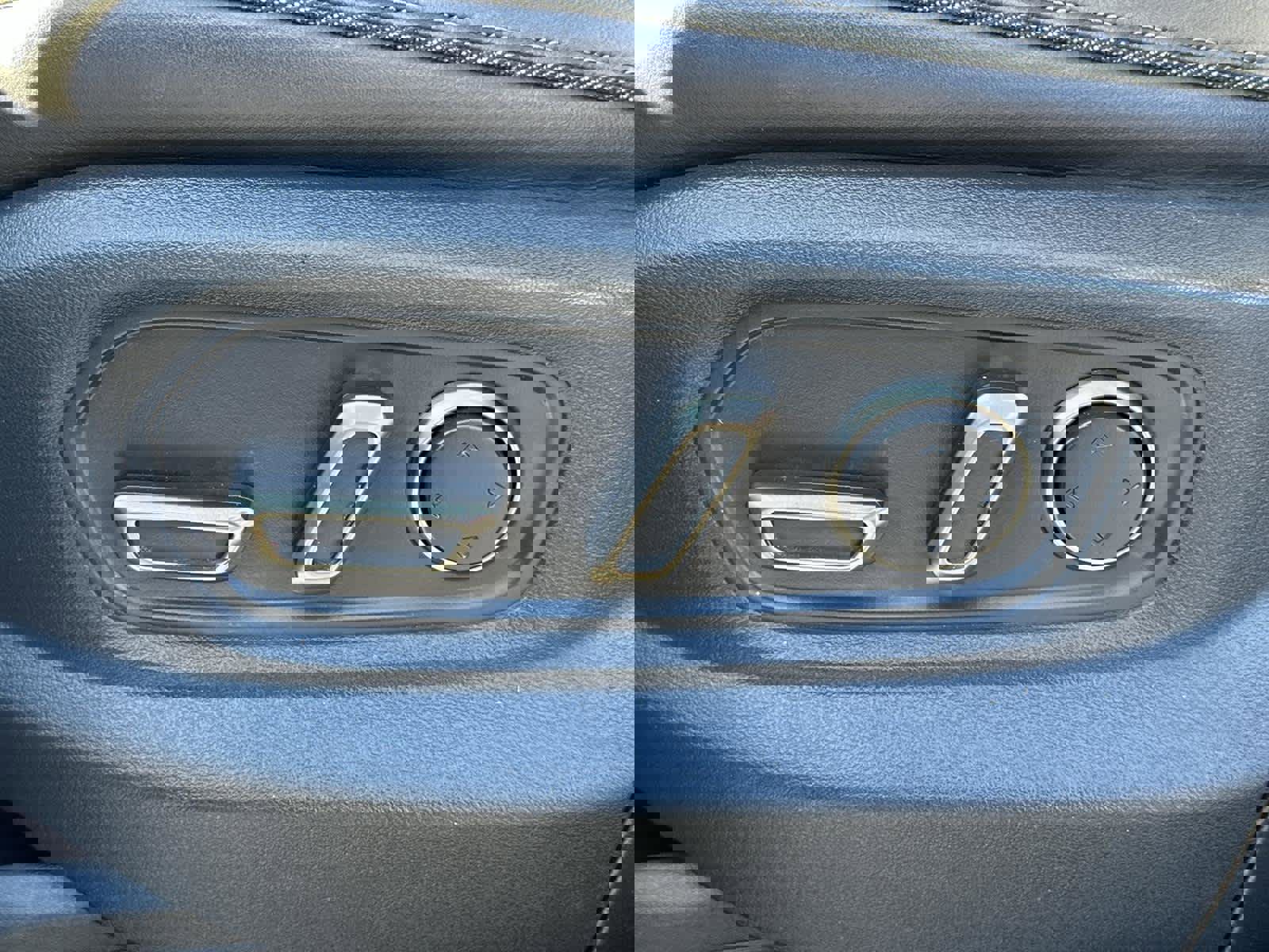 Used 2023 Rivian R1S Adventure image 23