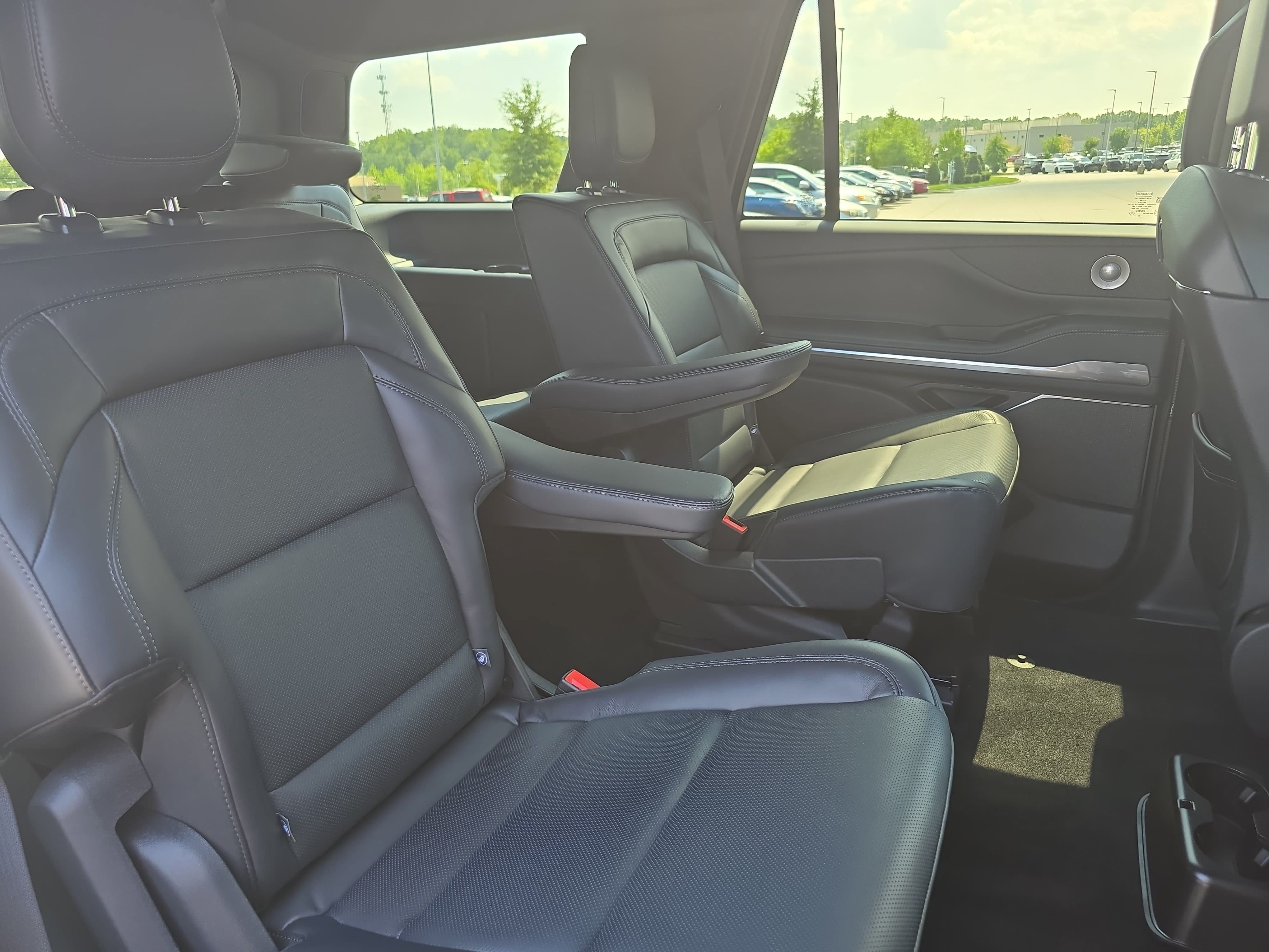 New 2027 Lincoln Navigator Reserve w/ Jet Appearance Package AWD/4WD image 12