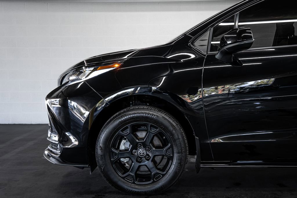 Used 2025 Toyota Sienna XLE Woodland Edition image 12