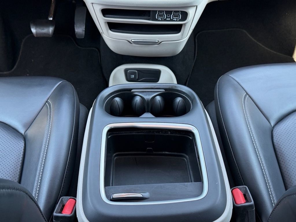 Used 2023 Chrysler Pacifica Touring-L image 19