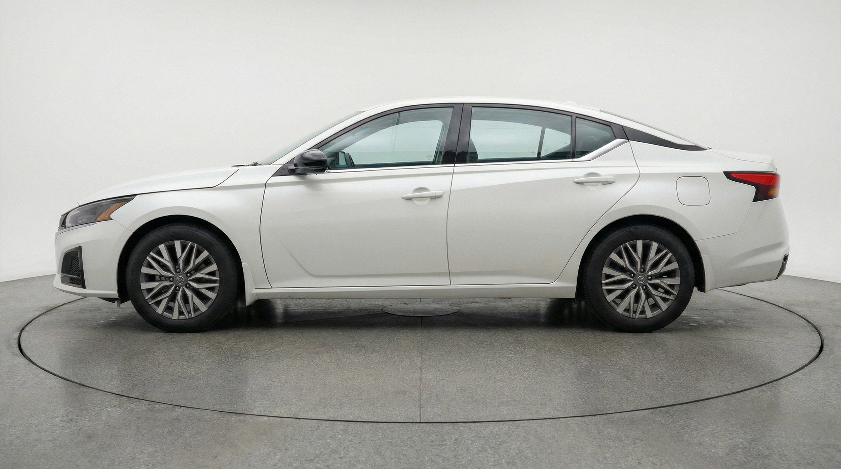 Used 2025 Nissan Altima 2.5 SV FWD image 5