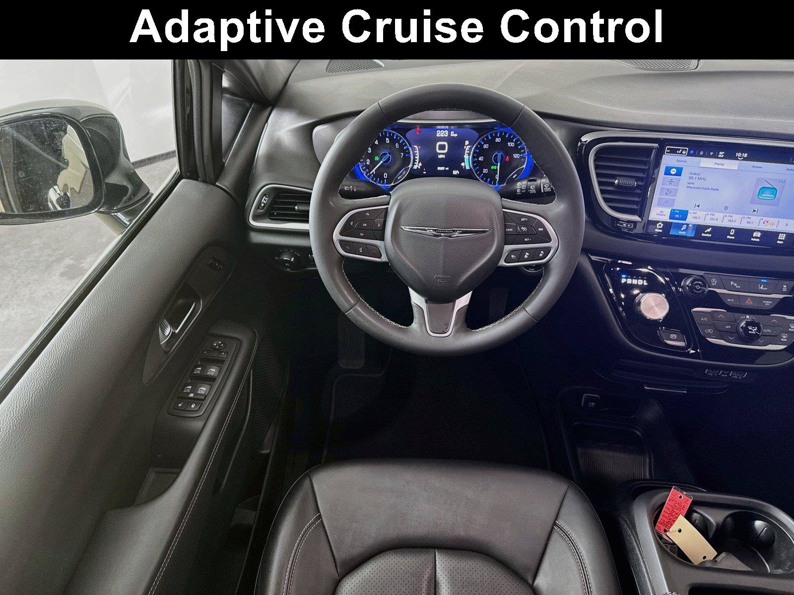 Used 2025 Chrysler Pacifica Select FWD image 2