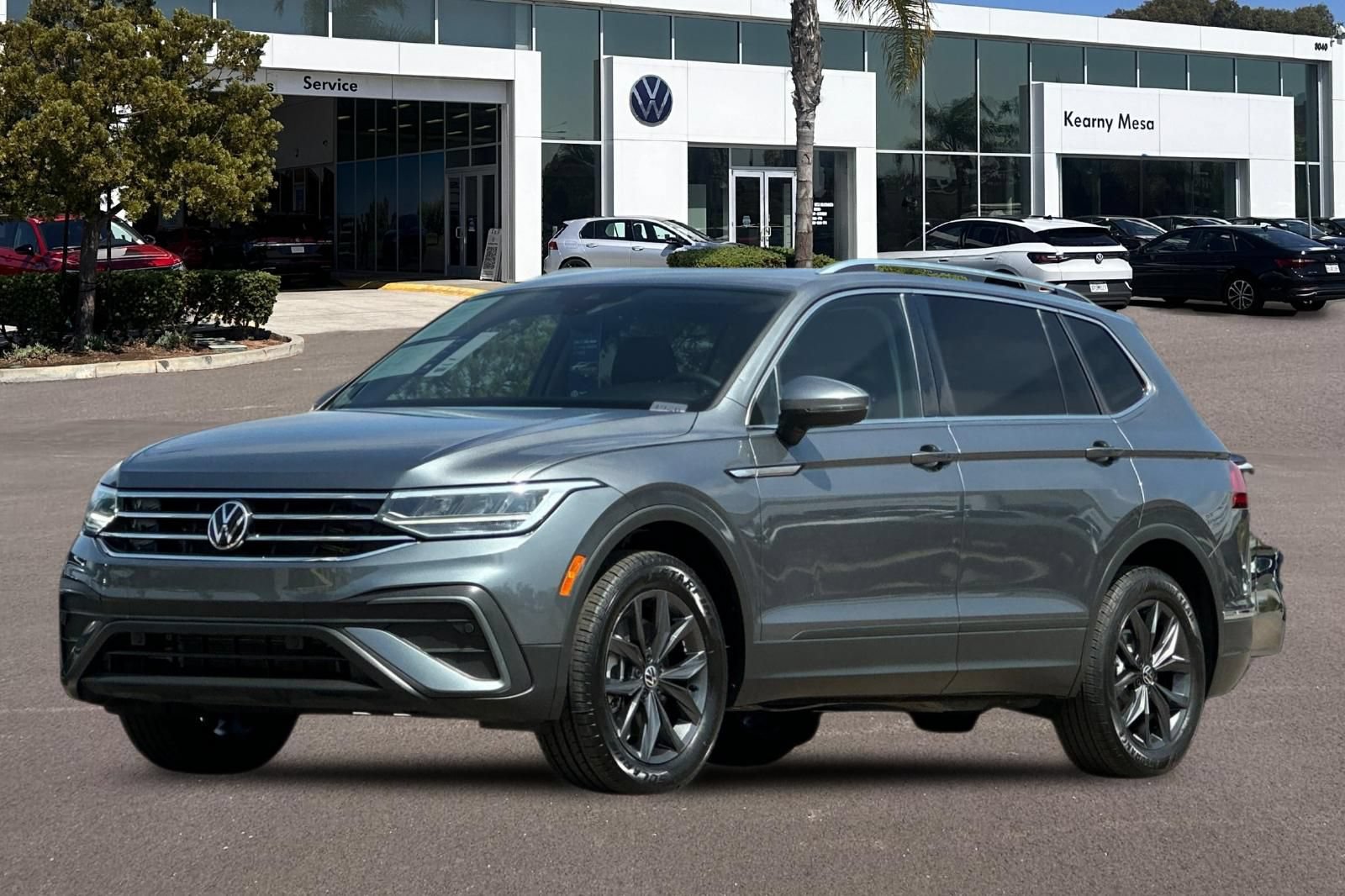 Used 2023 Volkswagen Tiguan SE w/ Panoramic Sunroof Package FWD image 8