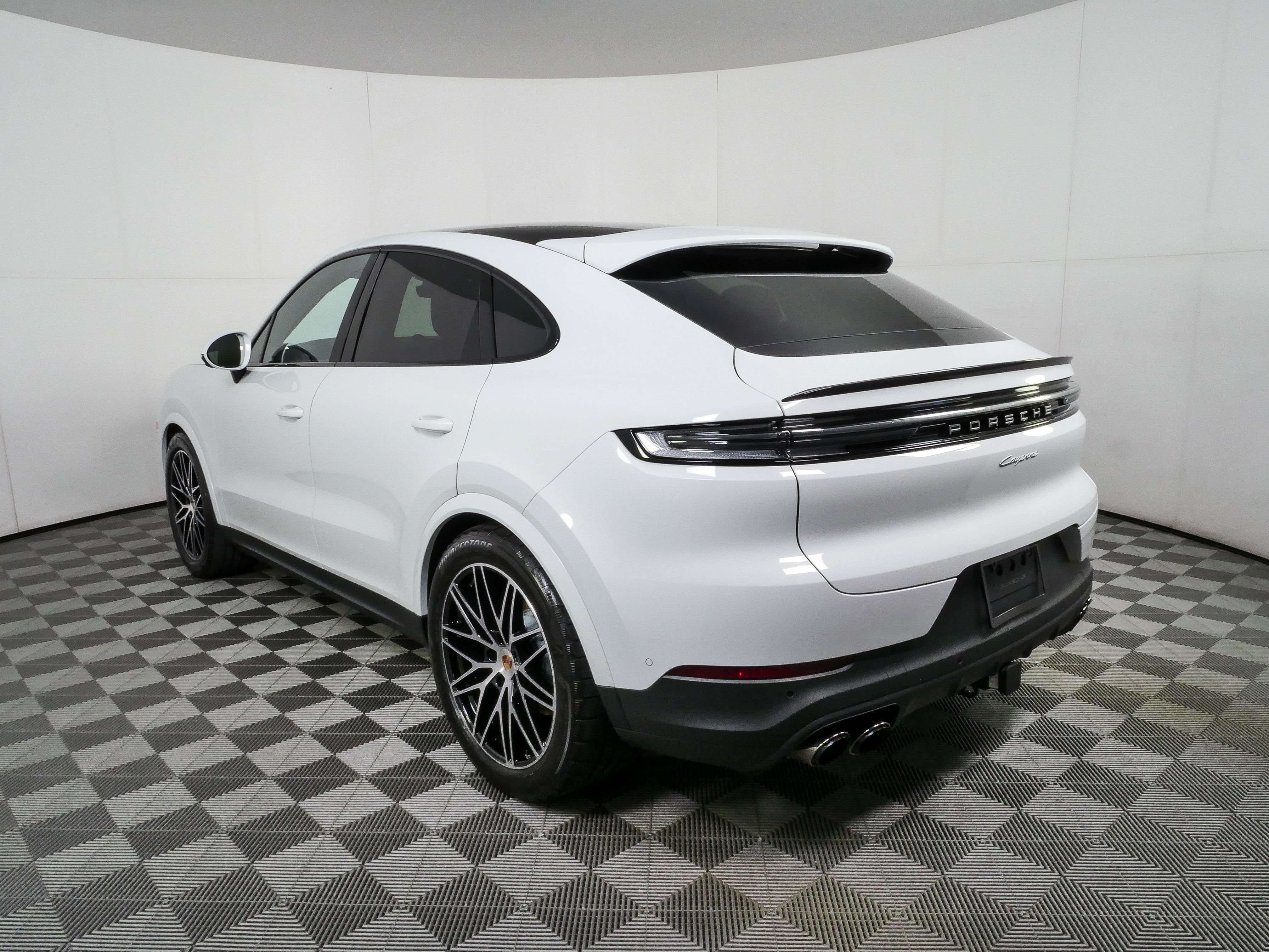 Certified 2025 Porsche Cayenne Coupe AWD/4WD image 3