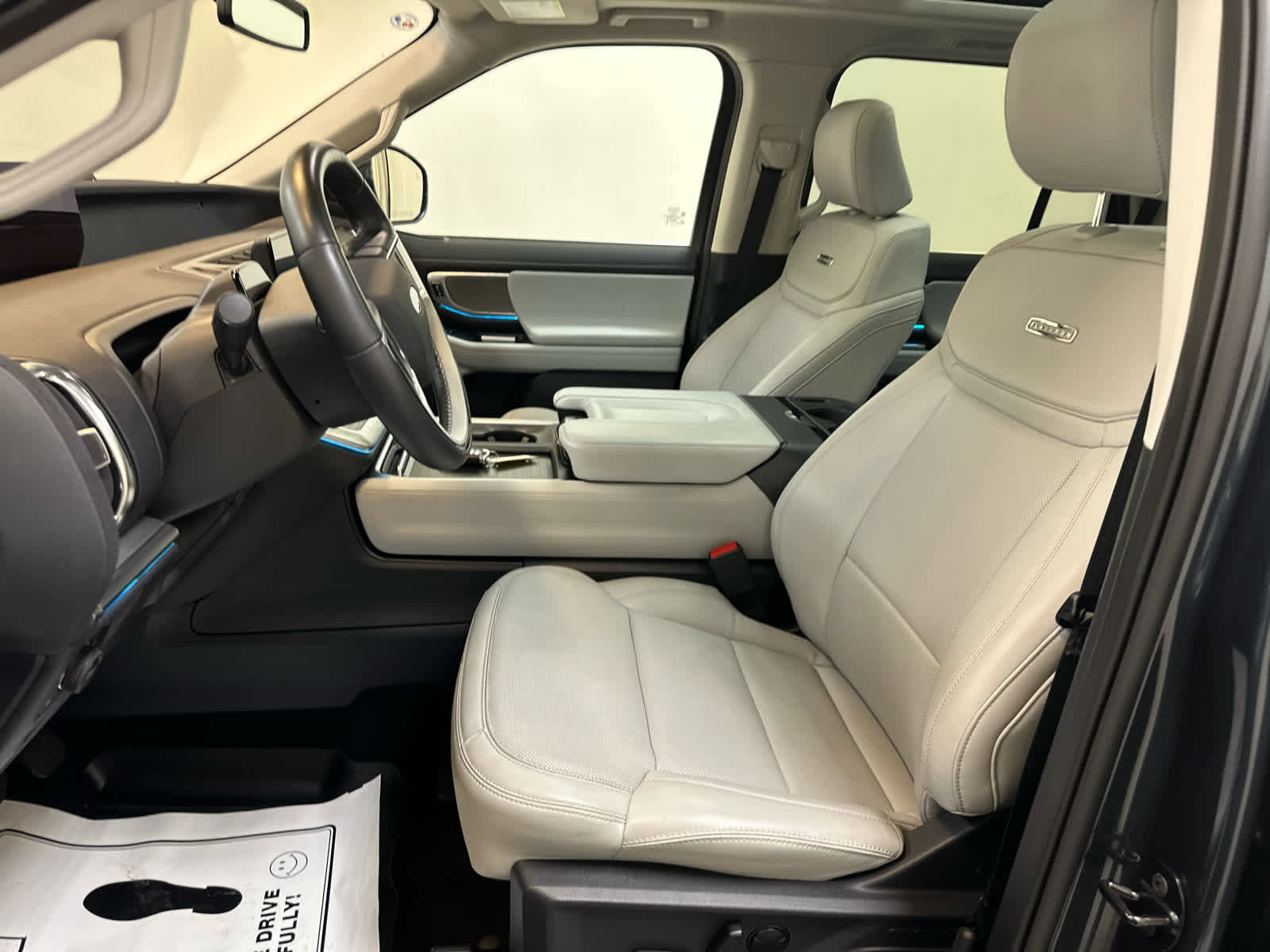 Used 2025 Ford Expedition Platinum image 4