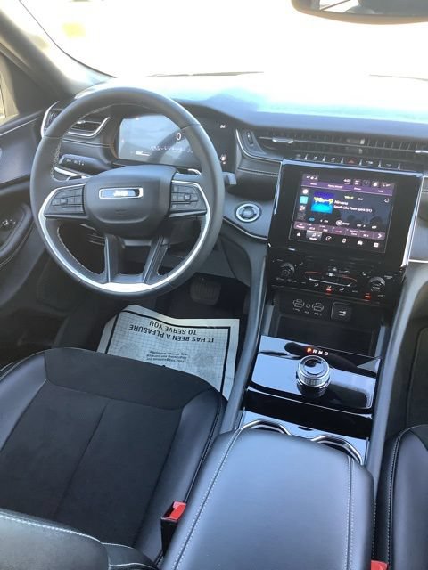Used 2023 Jeep Grand Cherokee Altitude AWD/4WD image 18