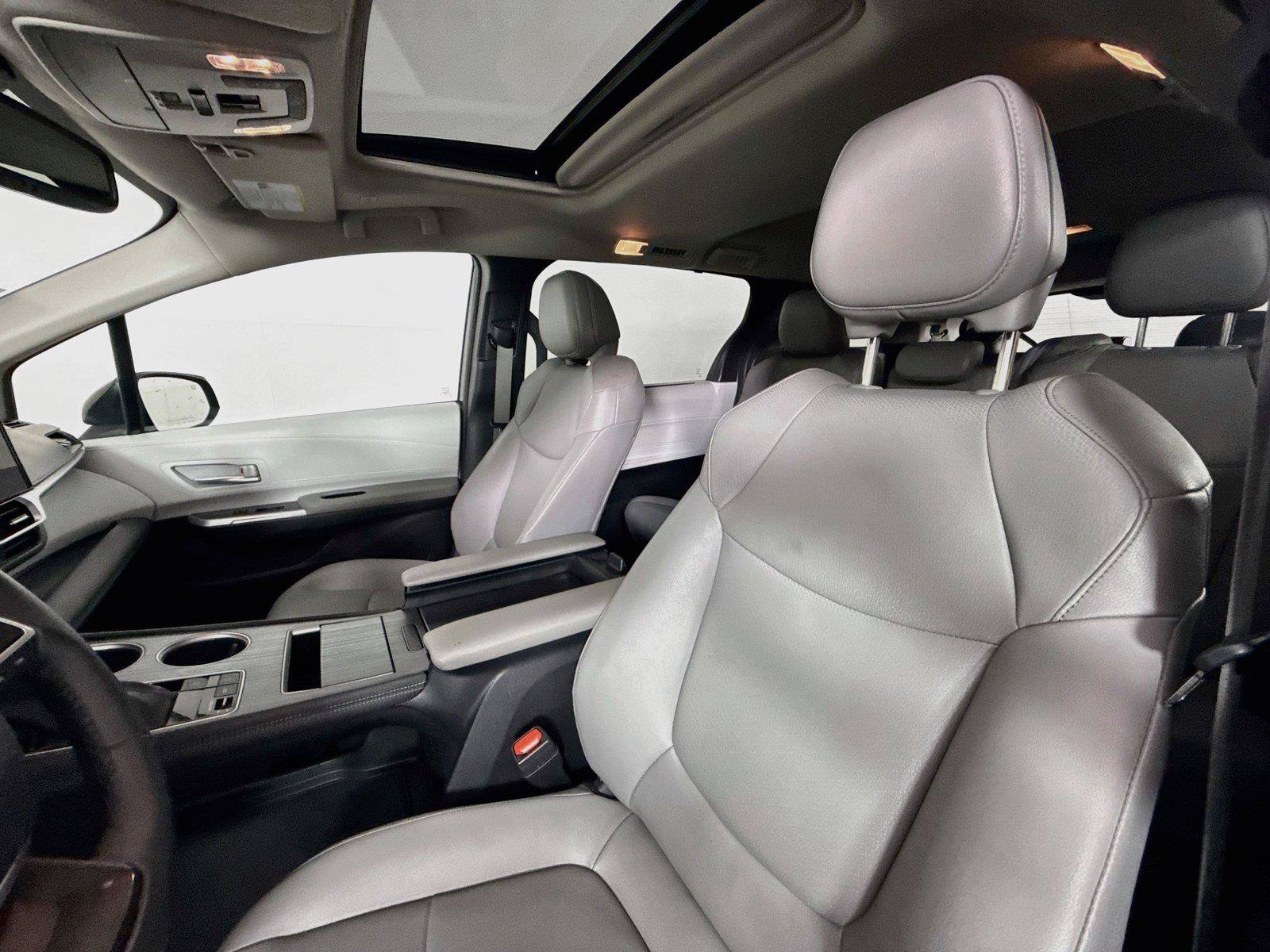 Certified 2025 Toyota Sienna XLE FWD image 3
