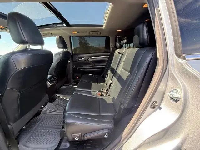 Used 2017 Toyota Highlander Limited Platinum w/ Carpet Mat Package FWD image 13