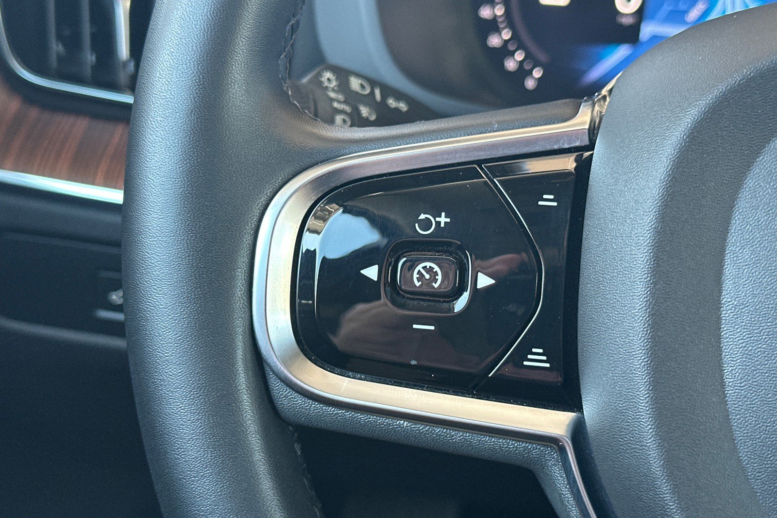 Certified 2023 Volvo XC60 T8 Plus AWD/4WD image 29