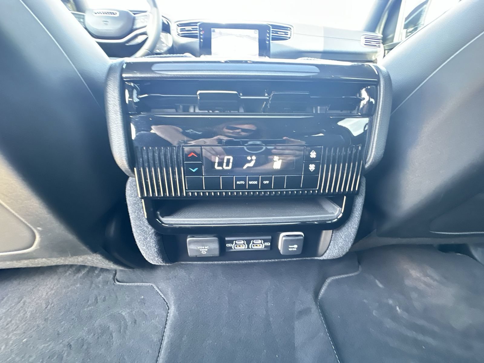 Used 2024 Jeep Wagoneer 4WD w/ Premium Group I image 22