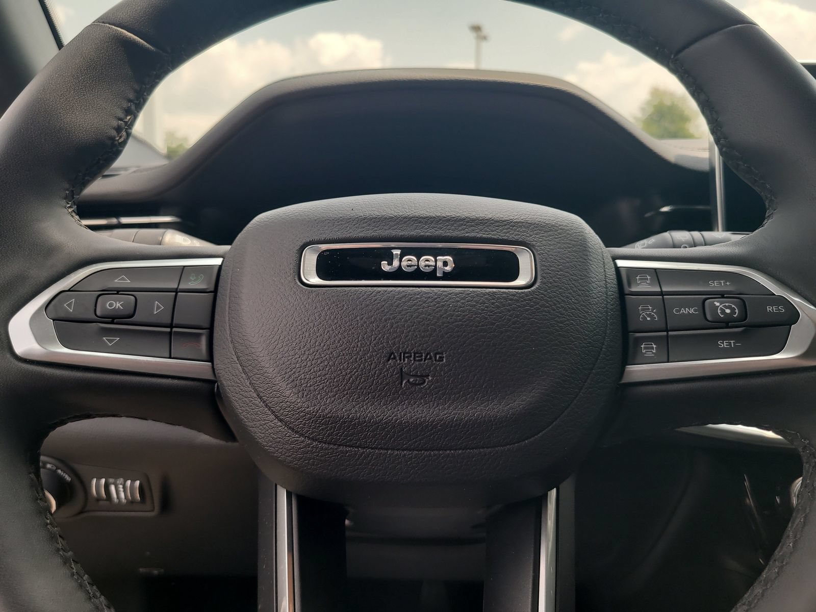 Used 2025 Jeep Compass Limited AWD/4WD image 13