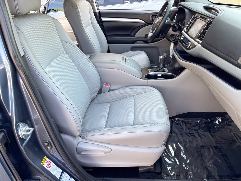 Used 2019 Toyota Highlander Plus AWD/4WD image 25