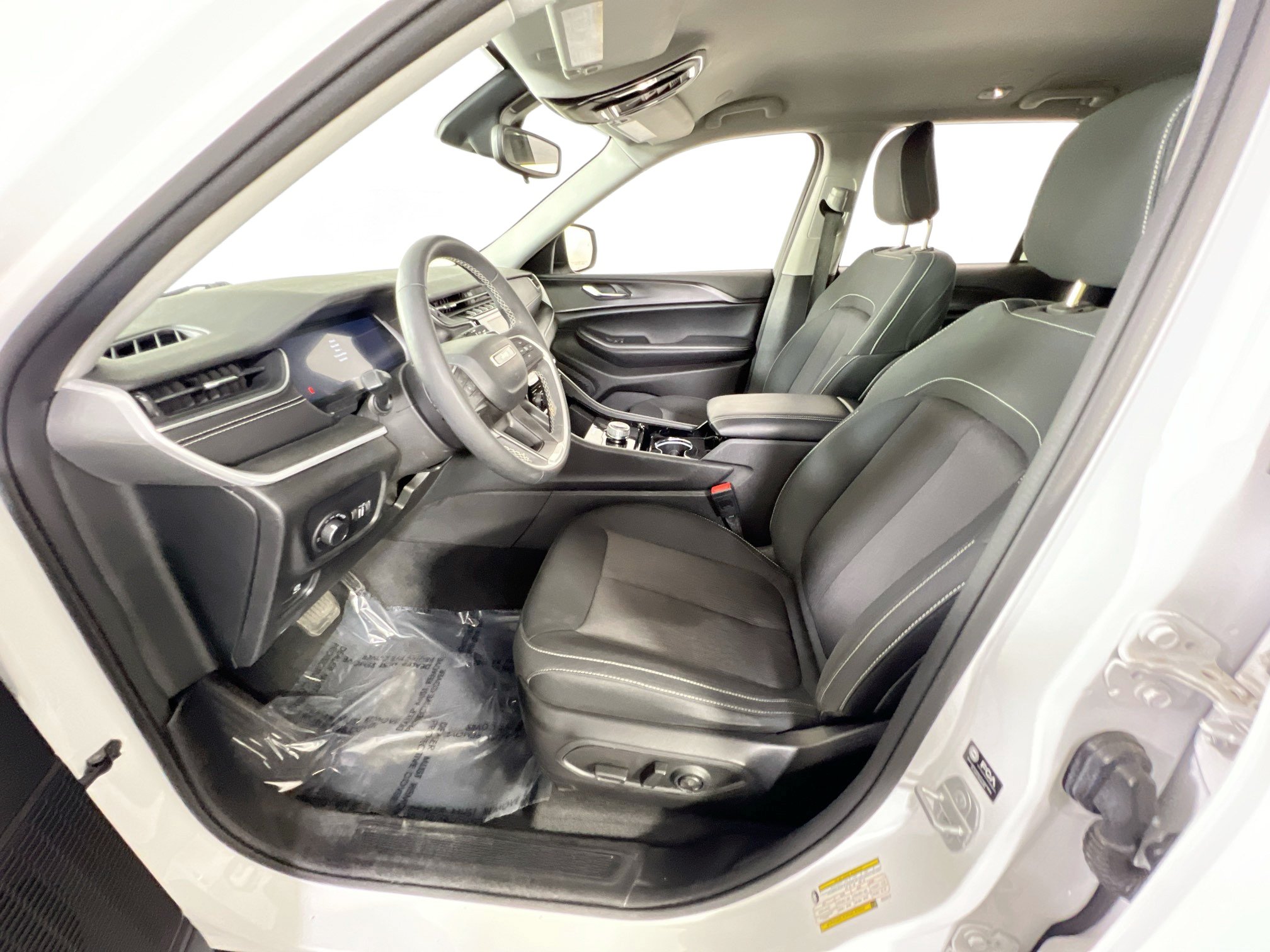 Used 2023 Jeep Grand Cherokee Laredo AWD/4WD image 19