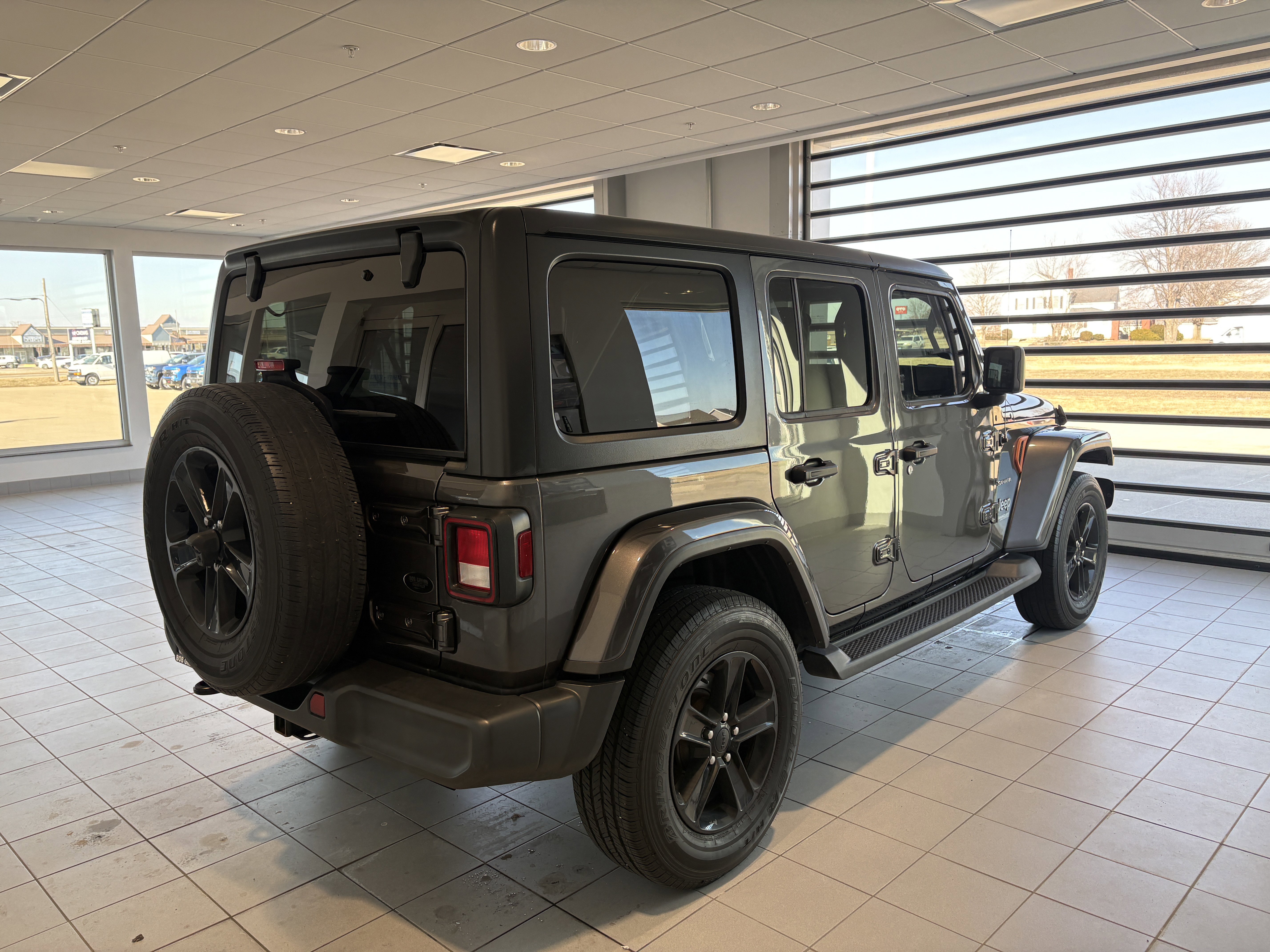 Used 2019 Jeep Wrangler Unlimited Sahara AWD/4WD image 6