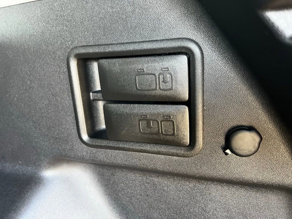 Used 2024 GMC Terrain SLT image 17