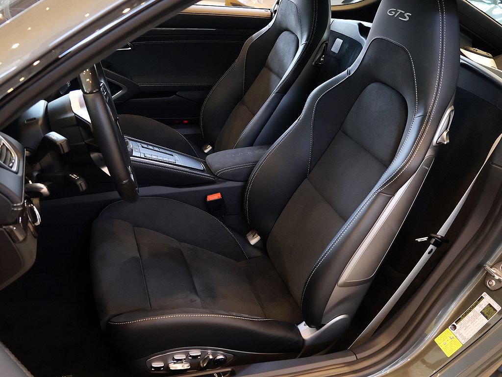 Used 2025 Porsche 718 Cayman GTS RWD image 5