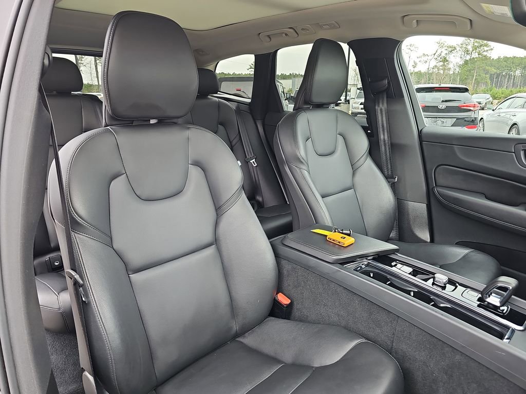 Used 2025 Volvo XC60 B5 Core image 13