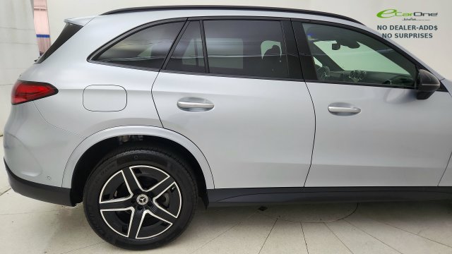 Used 2025 Mercedes-Benz GLC 300 4MATIC image 31