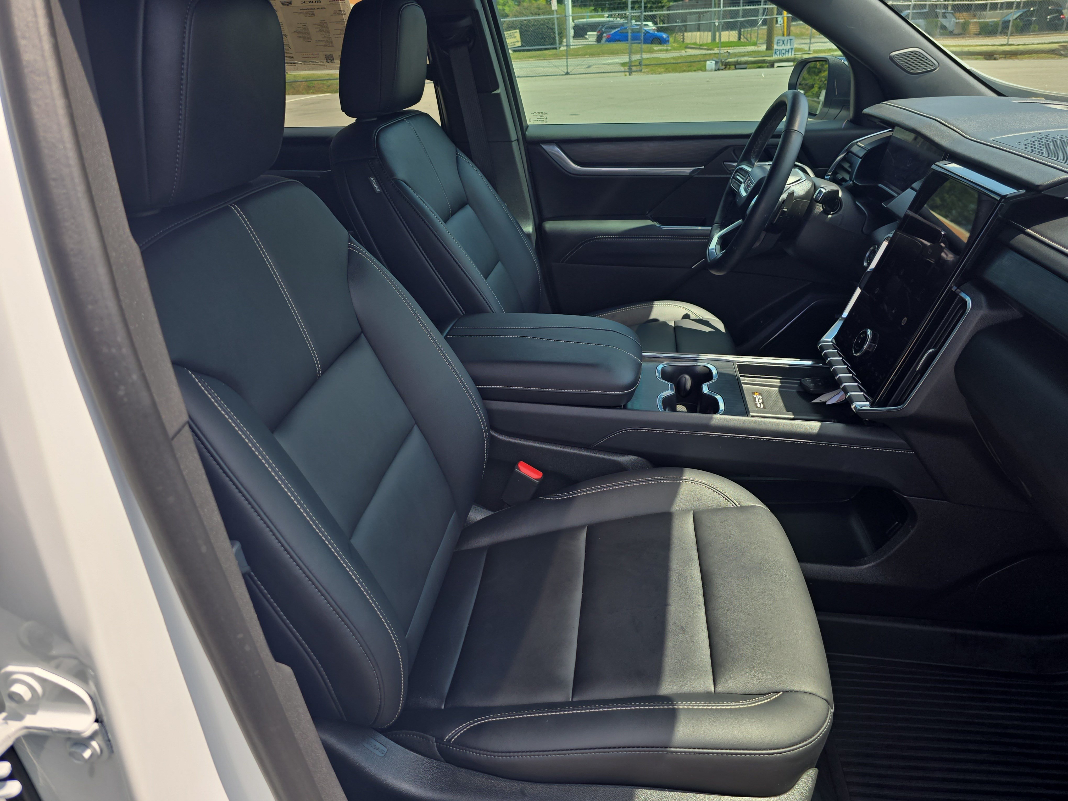 Used 2025 GMC Acadia Elevation w/ Elevation Premium Package FWD image 10