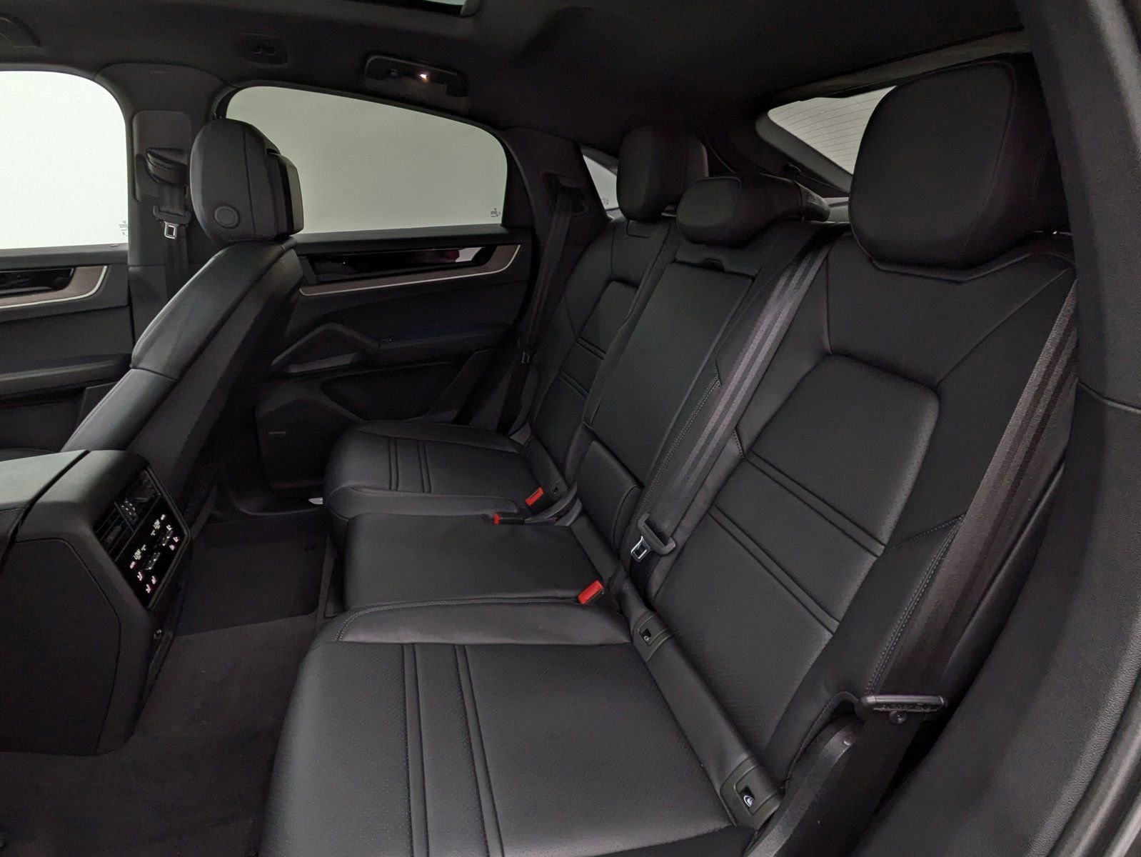 Used 2025 Porsche Cayenne S image 22