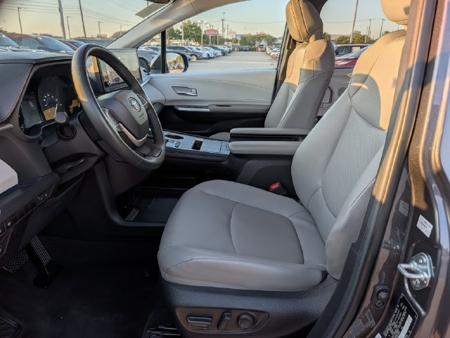 Certified 2025 Toyota Sienna XLE FWD image 26
