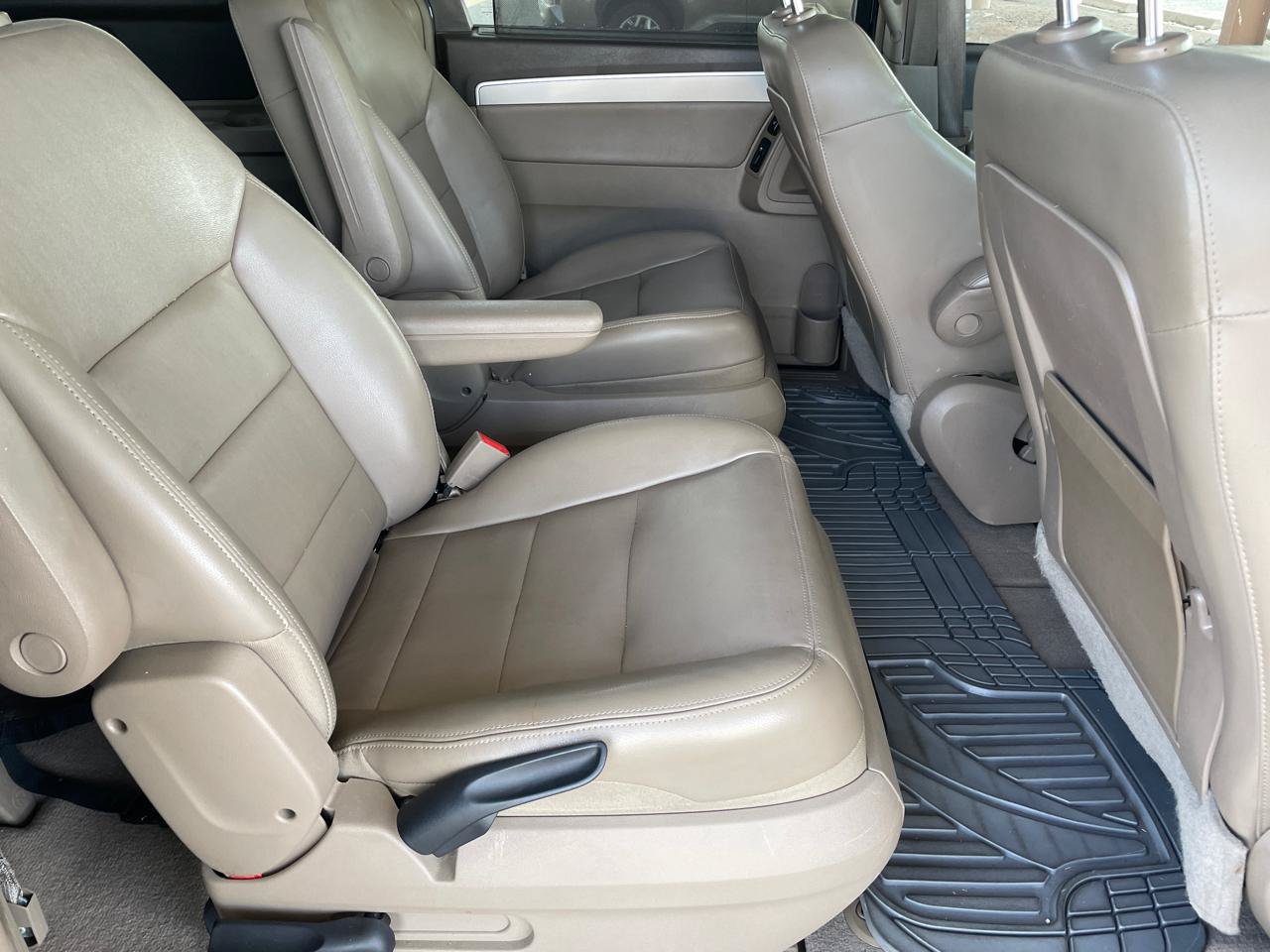 Used 2012 Volkswagen Routan SEL FWD image 17