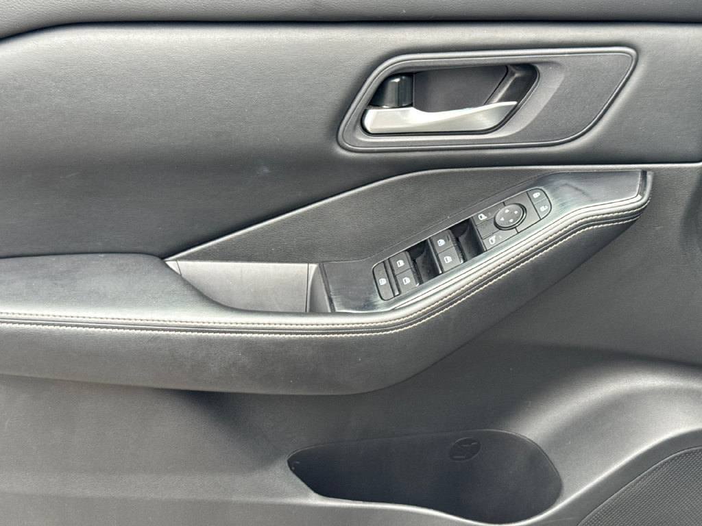 Certified 2025 Nissan Rogue SV AWD/4WD image 13