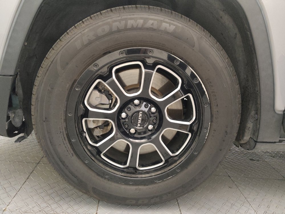Used 2015 Jeep Cherokee Sport FWD image 31