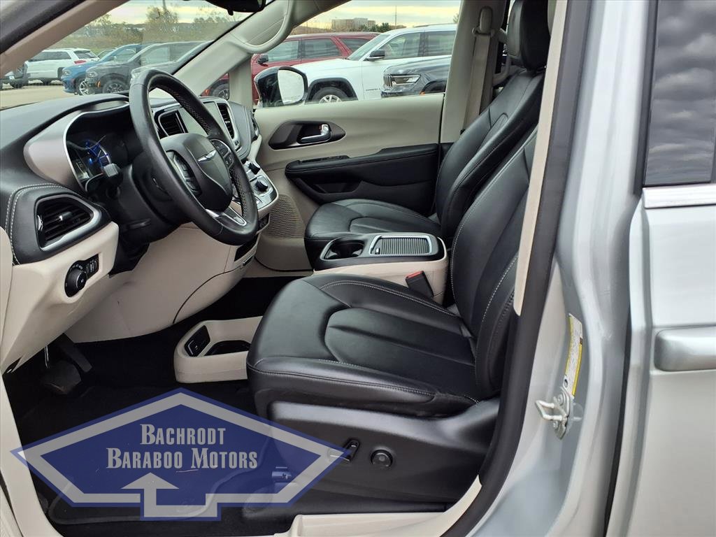Used 2024 Chrysler Pacifica Select image 12