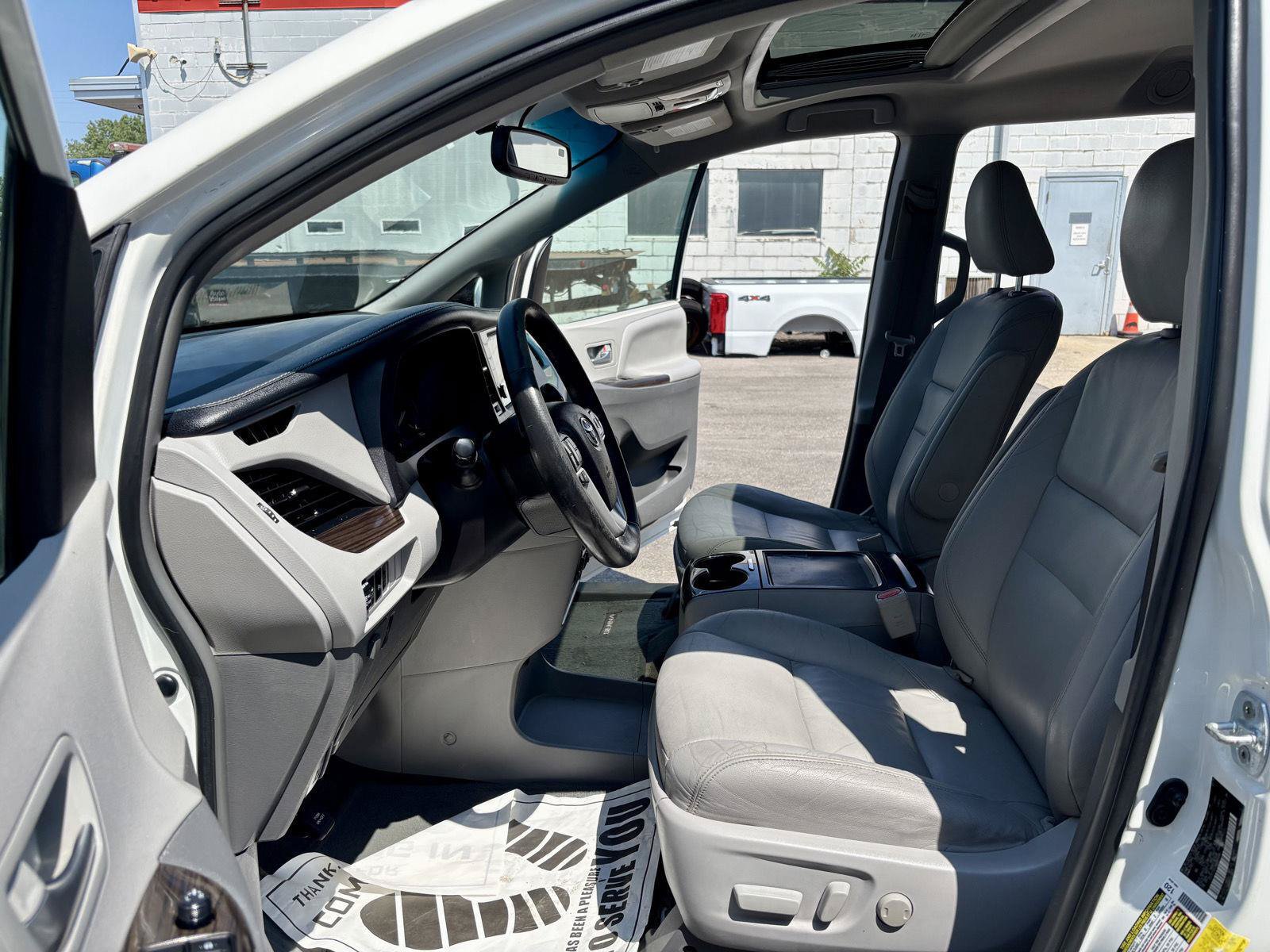 Used 2017 Toyota Sienna XLE w/ XLE Navigation Package FWD image 2