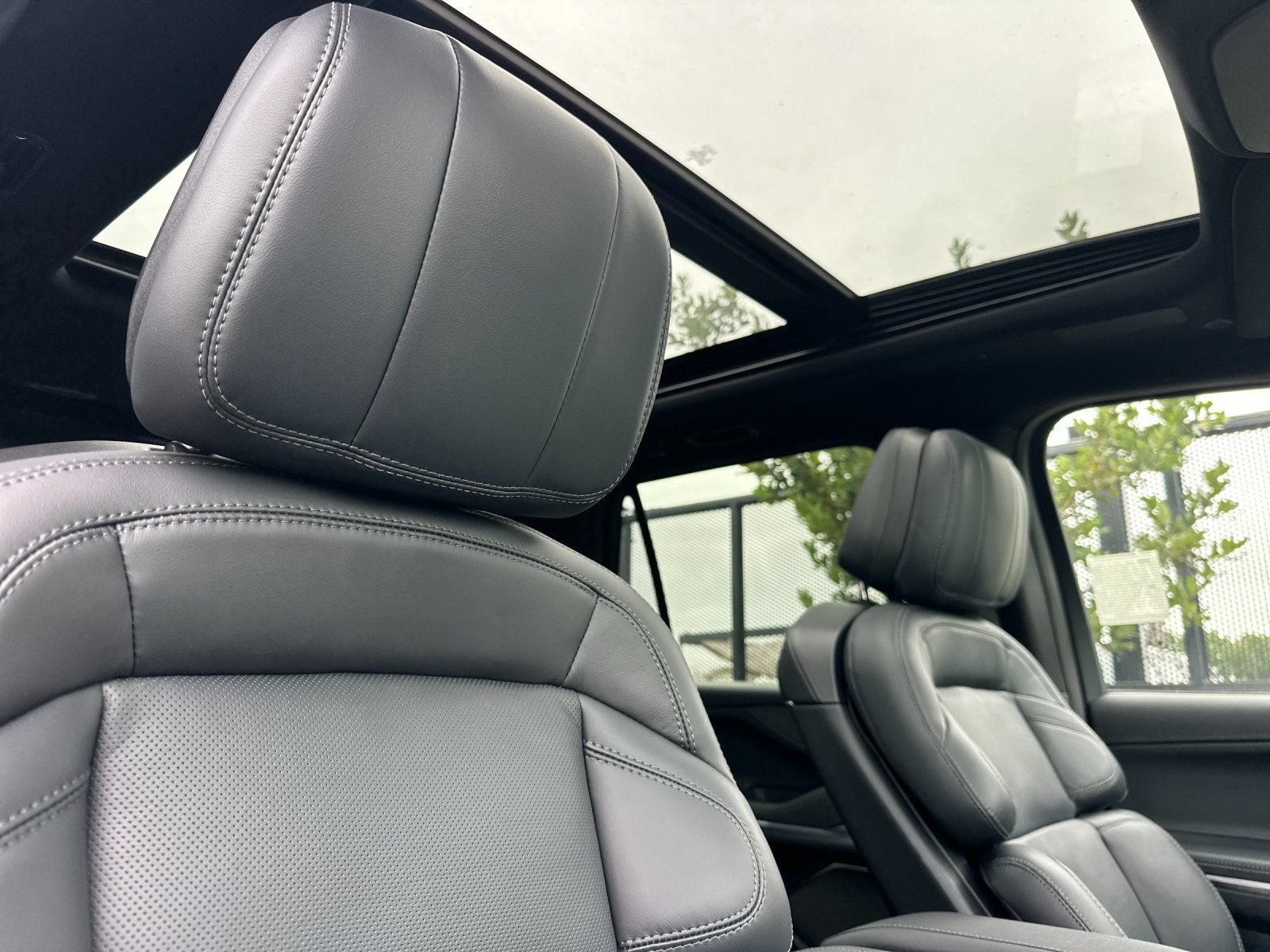 New 2026 Lincoln Navigator L Reserve w/ Jet Appearance Package AWD/4WD image 17