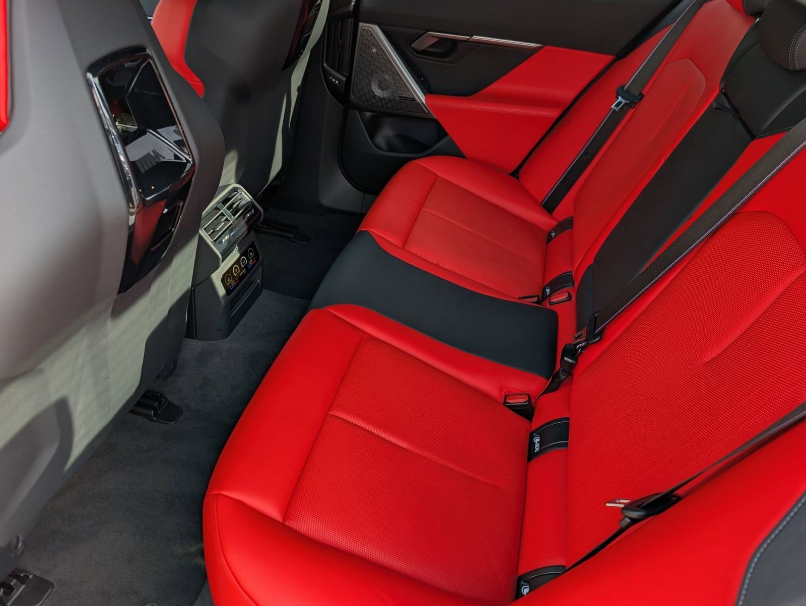 Used 2025 BMW M5 w/ Carbon Package image 24