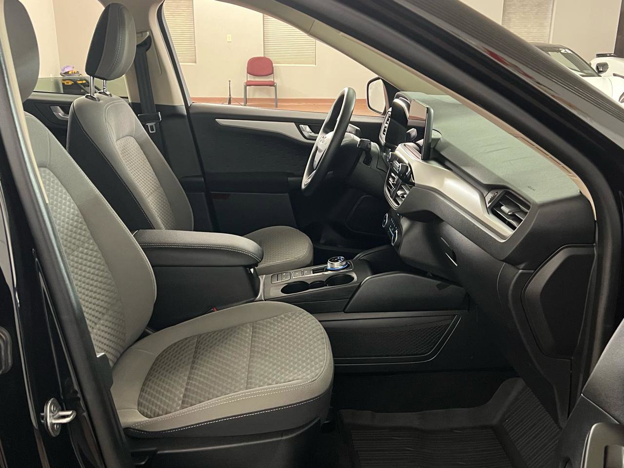 Used 2020 Ford Escape SE image 34