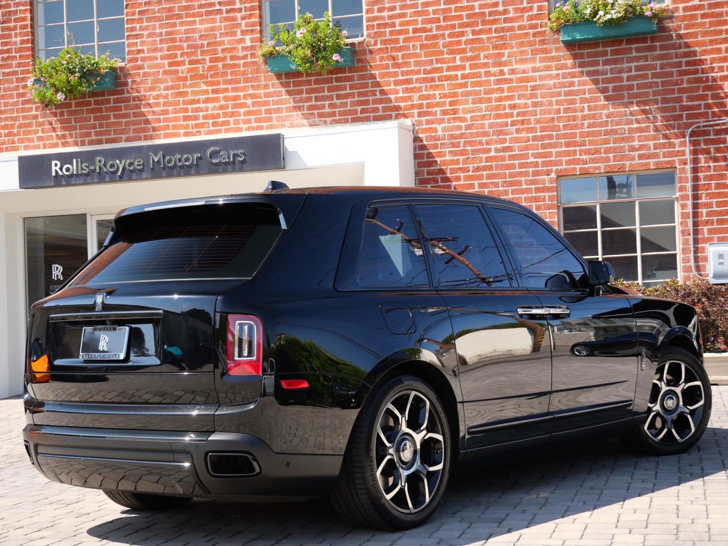 Used 2022 Rolls-Royce Cullinan Black Badge w/ Dark Exterior Package image 2