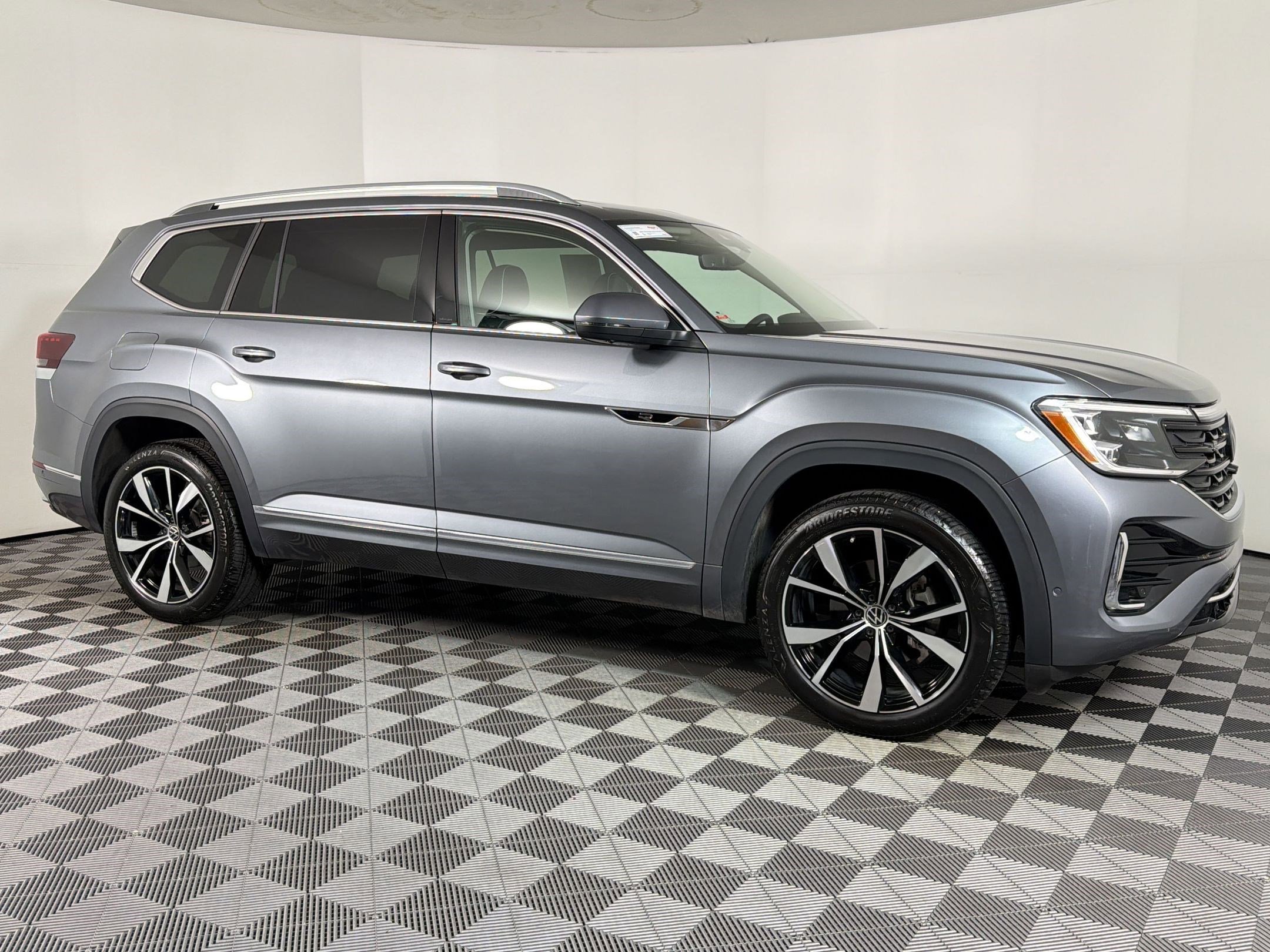 Used 2024 Volkswagen Atlas SEL Premium R-Line AWD/4WD image 5