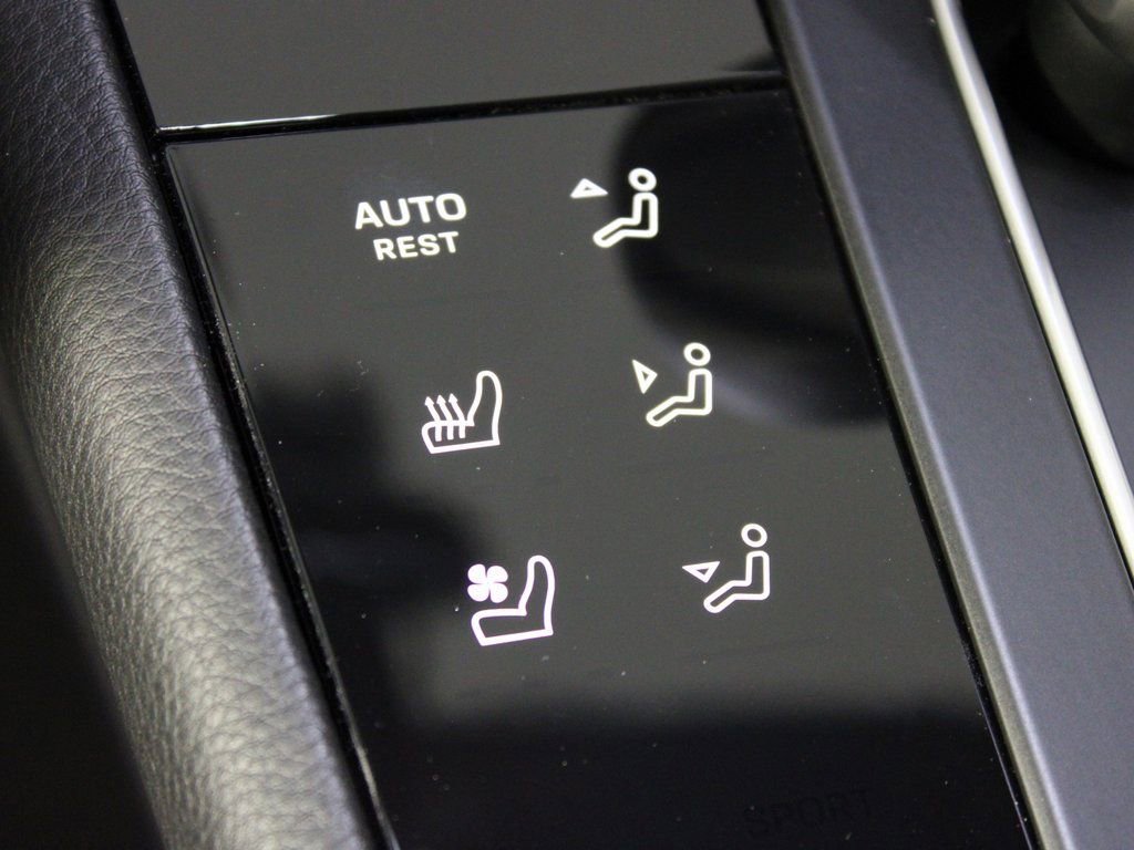 Certified 2025 Porsche Macan image 28