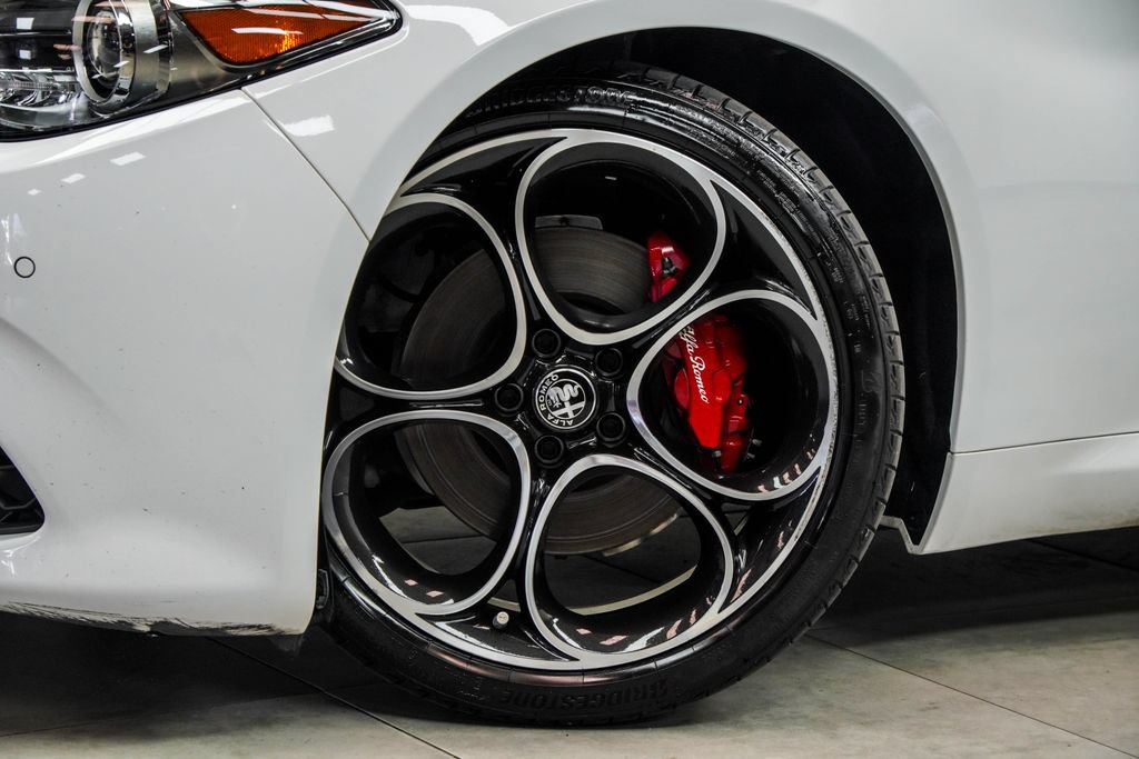 Used 2023 Alfa Romeo Giulia Veloce RWD image 3