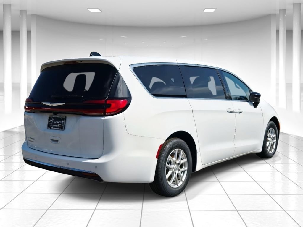 New 2026 Chrysler Pacifica Select image 3