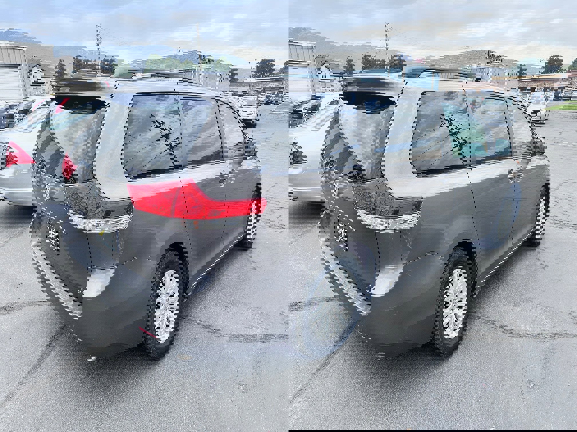 Used 2014 Toyota Sienna XLE image 3
