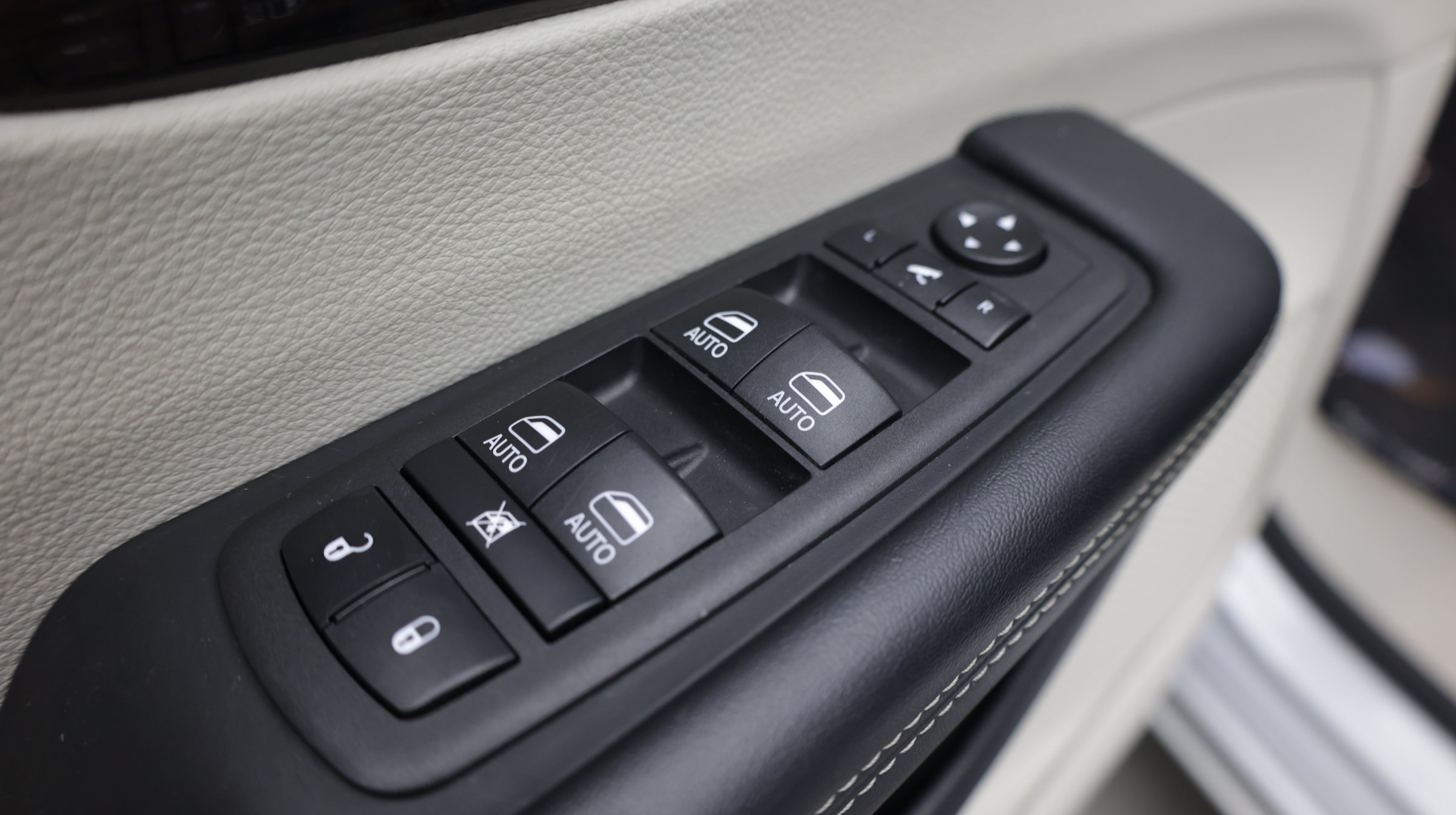 Used 2023 Chrysler Pacifica Limited FWD image 13
