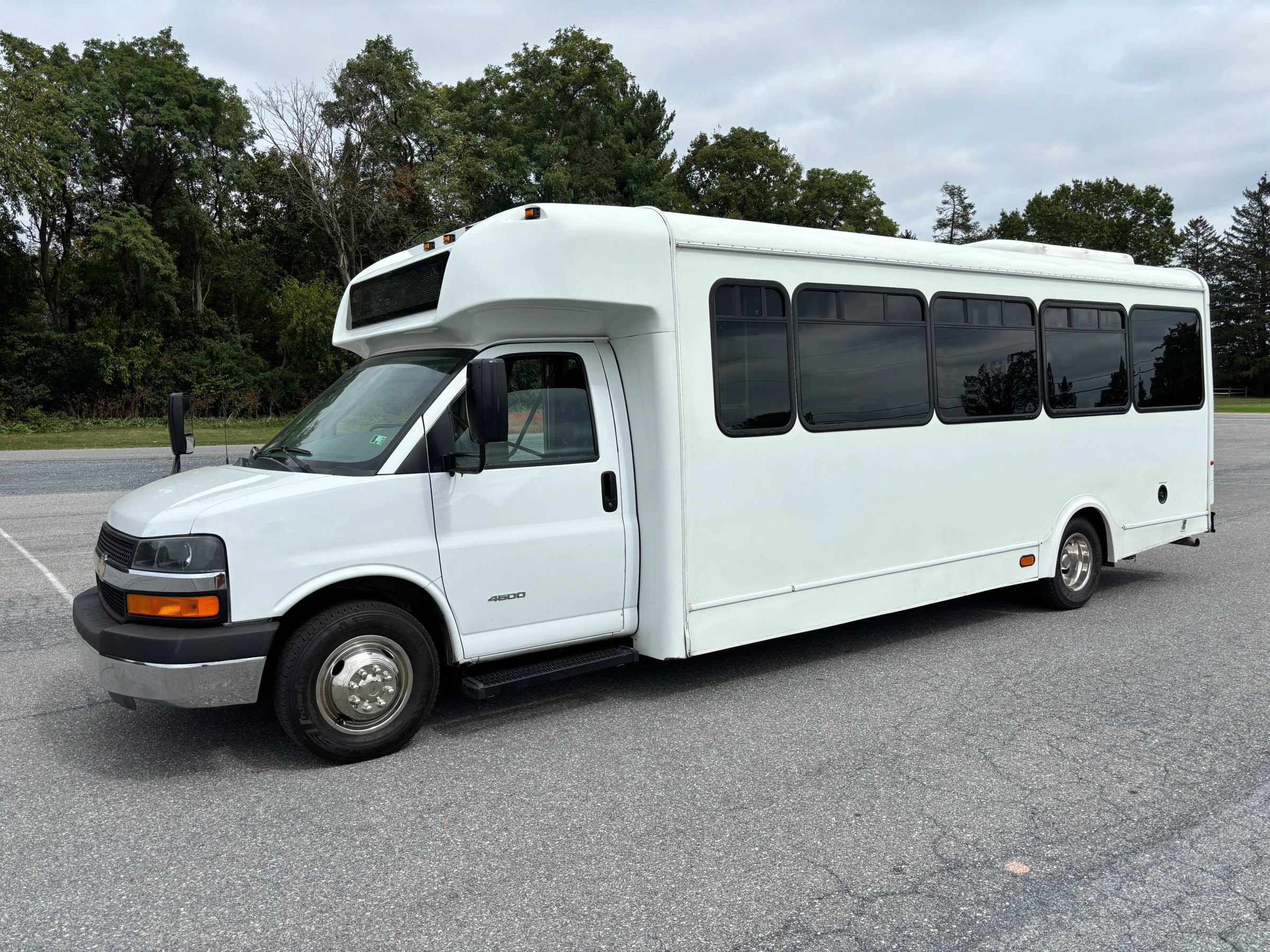 Used 2015 Chevrolet Express 4500 w/ Shuttle Bus Package RWD image 11