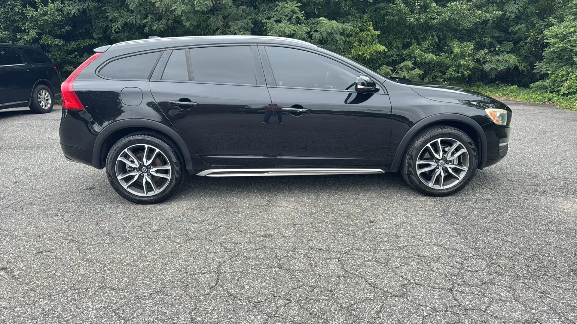 Used 2017 Volvo V60 T5 Cross Country w/ Climate Package image 4