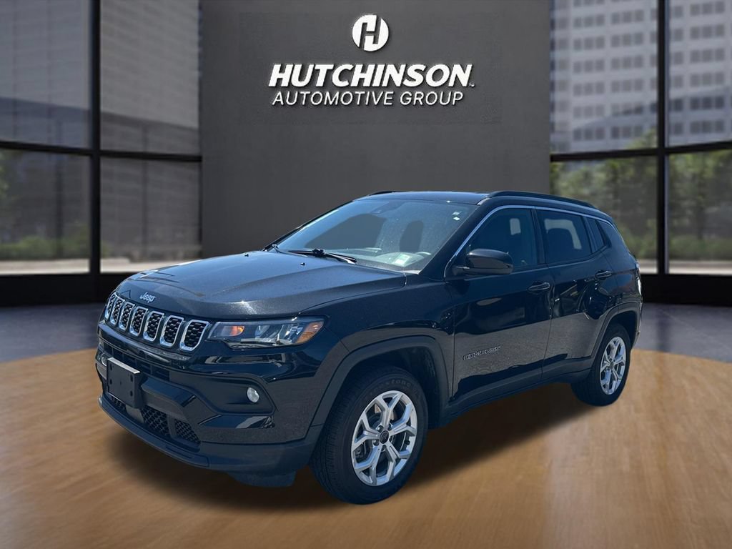 Used 2025 Jeep Compass Latitude AWD/4WD image 3