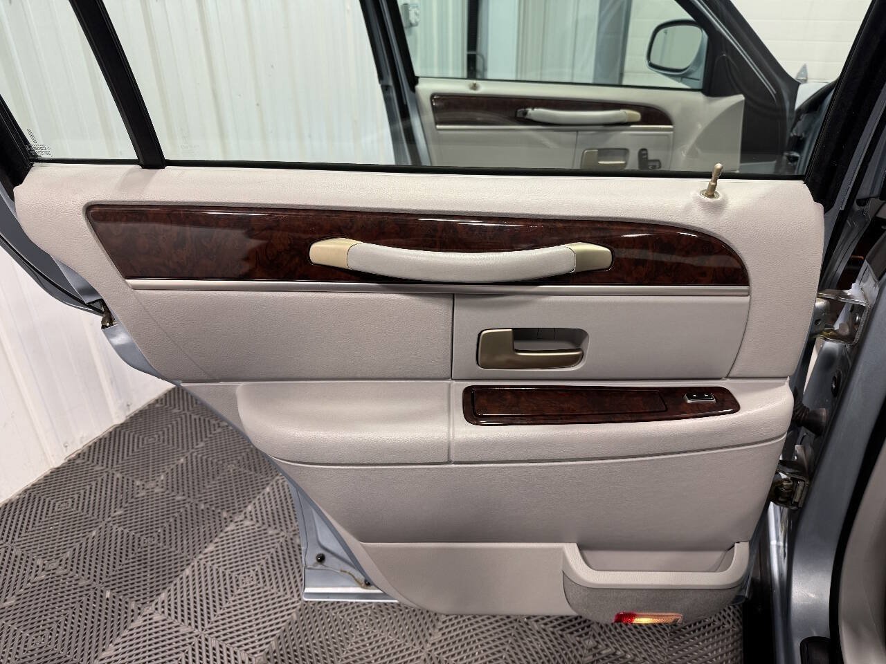 Used 2006 Lincoln Town Car Signature RWD image 10