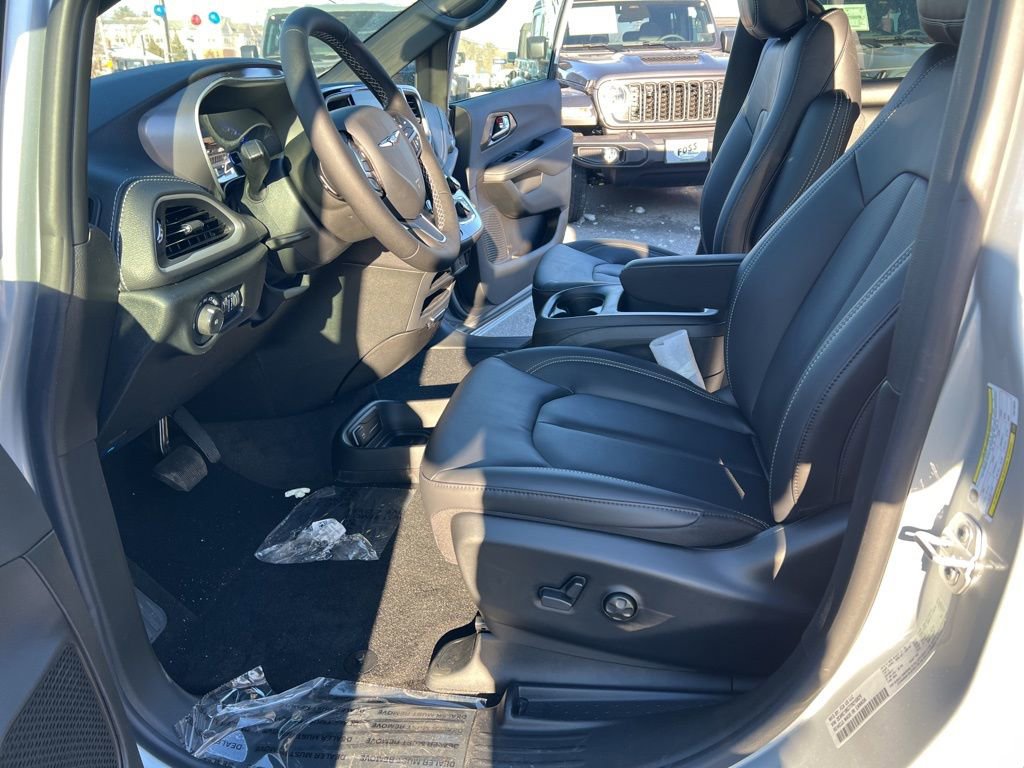 New 2026 Chrysler Pacifica Select FWD image 19