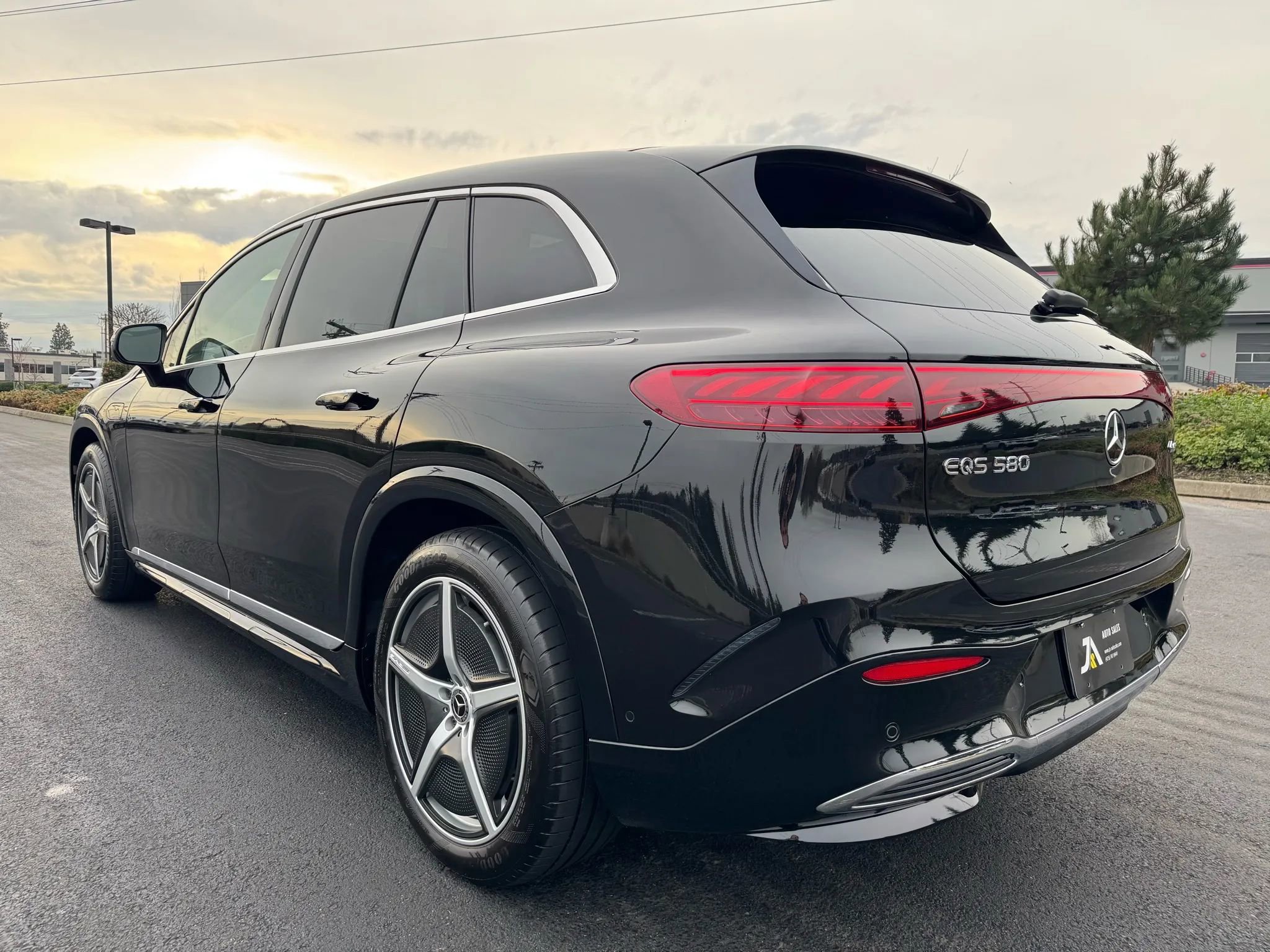Used 2023 Mercedes-Benz EQS 580 4MATIC SUV image 8