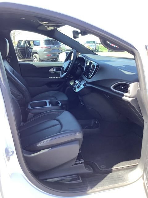 Certified 2025 Chrysler Pacifica Select FWD image 16