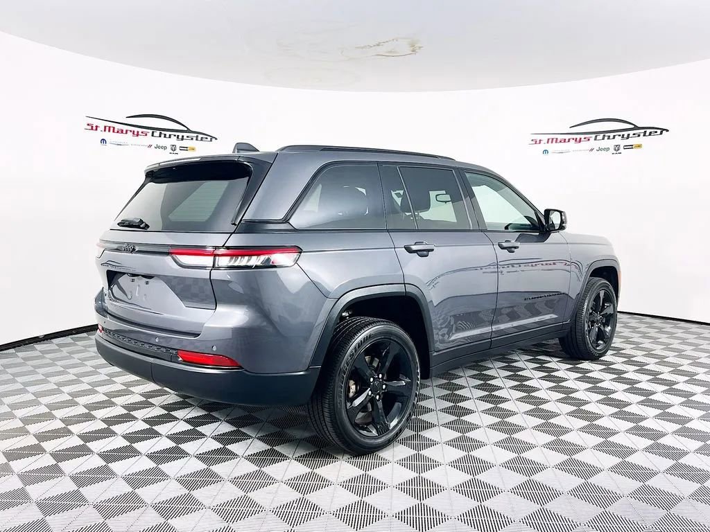 Used 2024 Jeep Grand Cherokee Altitude AWD/4WD image 8