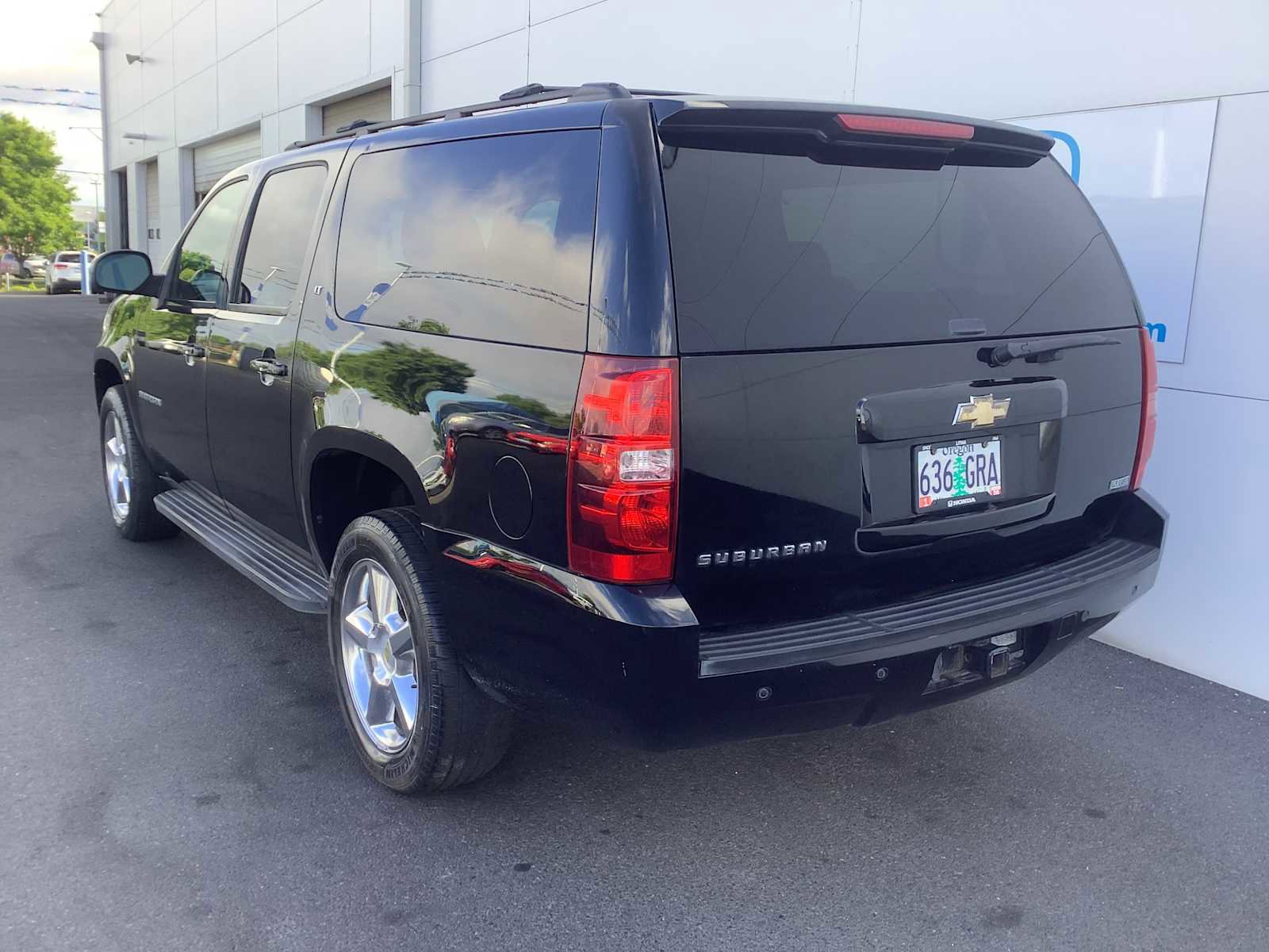 Used 2011 Chevrolet Suburban LT w/ Luxury Package AWD/4WD image 4