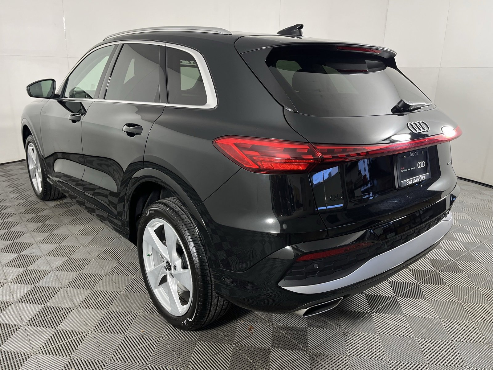 Used 2025 Audi Q5 2.0T Premium Plus w/ Premium Plus image 6
